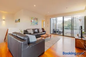 Two Story, Torquay Holiday Home with Large Balcony - Image 2