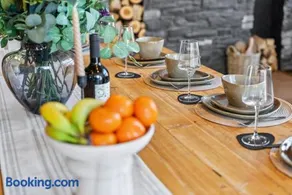 The Oaks Barns - Luxury Barn Stay with Hot Tub in the Countryside, Large Groups, Pet Friendly by Blue Puffin Stays - Image 2