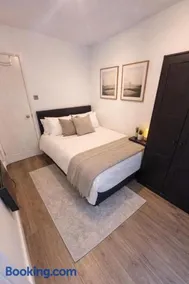 Modern 2 bed apartment & free parking - Image 2