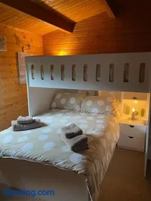 4 bedroom Lodge Hotub-Pool in Surrey UK - Image 5