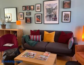 Peaceful 2 Bed Home with Parking Fast WIFI Easy Stress-Free Access to Bath - Image 1