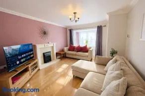 Huge 4 Bed Luxury Detached Home Near Derby City Centre with Huge Parking - Image 2