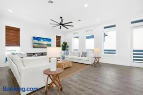 Luxury Beach Retreat Pool, Game Room, Sleeps 16 - Image 1