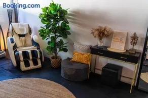 Hot Tub, Ice Bath, Gym, Sauna, Pool Table Coorparoo Haven - Image 3