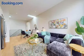 Luxury 3 Bedroom Townhome 10 Minutes to Downtown FREE Parking - Image 1