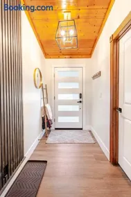 Sleeps 10 Cozy Modern Cabin 4 bedroom 3 bath 2400 sq ft 3 story by lake - Image 2