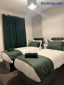 Stylish 2-Bed, Free Parking, Netflix, Coffee Machine, 5 mins from City Centre - Image 4