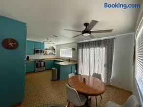Quaint Vintage Ranch Style 4BedRoom 2Bath Sleeps 10 - Image 3