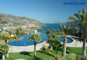 Merveilleux appartement de vacances entièrement équipé avec terrasse, piscine et internet haut débit | Vue plage | Idéal pour le télétravail - Image 2