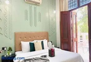 BluO Awesome 1BHK DLF Galleria Market ,Gym TT - Image 2