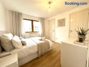 Private room with en-suite and parking in shared flat - Image 2
