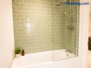 Stylish Apartment in Bourne Town Centre | Sleeps 4 - Image 5