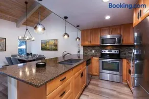 Updated 3 BR, 2 BA with Pool & Hot Tub - Stunning Mountain Views! - Image 3