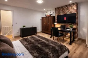 SidemerseyLivings - Step-Free 4BR Home, Ground Floor Bed & Bath, Private Gated Parking - Image 5