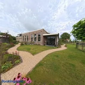 Suite School 15 A - Image 1