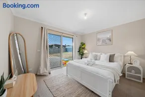 Granton River View Home Near Hobart CBD Parking - Image 5
