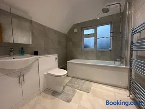 Spacious 3 Bed House with Parking and Garden - Image 4