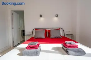 Luxurious apartment with large terrace and sea views - Image 2