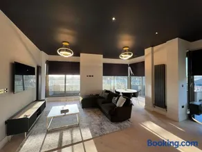 Penthouse 2 Bed Modern Steps to Station - Image 3