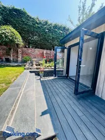Plas Bach Annexe - Stylish Garden Annexe in the Heart of Prestatyn North Wales Less than 5 mins walk to high street We welcome workers couples solo travellers or small families More info in host details - Image 3