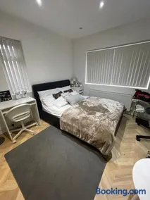 Modern Double Room near Manchester City Centre - Image 3