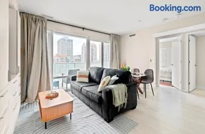 Panoramic 2 Bedroom plus Den Condo Yonge Street Downtown Toronto - Image 1