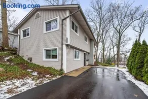 Well appointed Lakefront home - Image 2