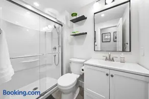 Modern & Spacious 2BR Loft with Balcony & Parking - Image 3