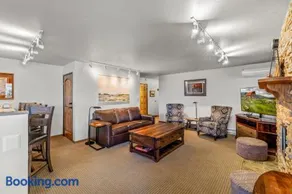 Bear Claw 105 - Unbeatable Ski-in Ski-out Deck Access, Slope Views & Winter Shuttle! - Image 3