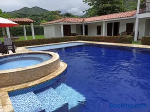 Piscina-jacuzzi-calma-comodidad-Villa Old Havana - Image 3
