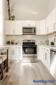 Central 2BR Near Yale WiFi with Washer and Dryer - Image 2