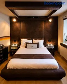 Chez Claude - Retro Chic Suite - Image 1