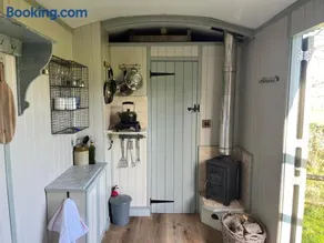 Cobbe Place Farm Shepherds Hut - Image 4