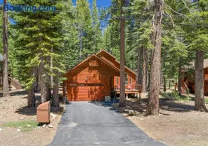 Tahoe Donner Cabin Level Driveway Sleeps 8 Decks Close to Ski & Trails - Image 2