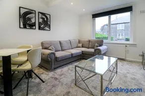 Serviced Apartment near Prestwick Airport with Private Parking - Long Stays Available - Image 3