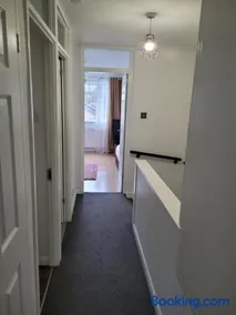 RentUnique Nimrod House 2 bed ample parking - Image 5