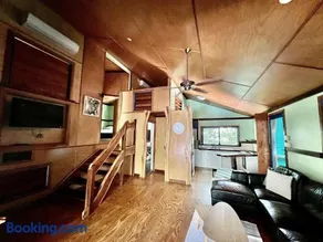 Tropical Cabin Retreat - Image 2