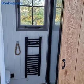 Tolverne Luxury Shepherd's Hut - Image 4