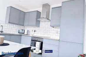 Spacious 2-Bedroom Apartment with Parking, Smart TV & Superfast Wi-Fi - Image 2