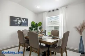 Luxe 3BR With Golf Cart, Long & Short Stays, Walk to Eastport - Image 4