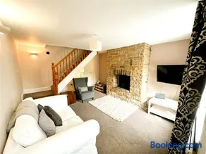 Country cottage with church view and fireplace near Leeds & York - Image 2