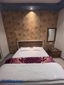 hotel happy ending - Image 2