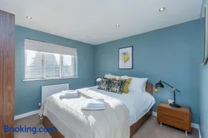 Castle Townhouse Kenilworth - Private Parking - 24 Hr Gym Access - Town Centre - Image 3