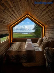 Atmospheric cabin trailer with a sea view - Image 1