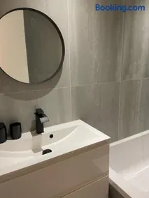 Semi-Private Suite with Garden and free parking - Image 3
