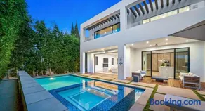 Luxurious Retreat - Modern House with Pool - Image 2