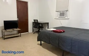 Large and private 3 bedroom and 2 bathroom apartment, separate street entrance - Image 1