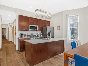 Spacious 5-BR Apt next to transit Free Parking - Image 4