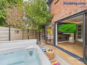 3000 SqFt Riverside Home Hot Tub & Mooring - Image 4