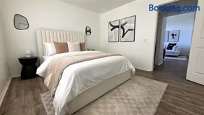 Stylish 2 Bedroom plus Loft with Rooftop Patio and Views Near Beverly Hills, Walk to Restaurants and Markets - Image 5